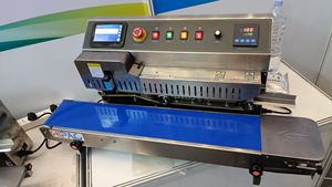 Nueva Selladora de Banda Continua Eléctrica Automática HIPAC FPM150E de Alta Calidad con Codificación por Tinta e Impresión, 220V, Ancho Máximo de Sellado de 10mm - Product Image 3