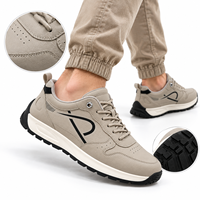 Baskets basses taupe à texture grainée, perforations sur l'embout, semelle intermédiaire épaisse et semelle à crampons, chaussures décontractées pour hommes