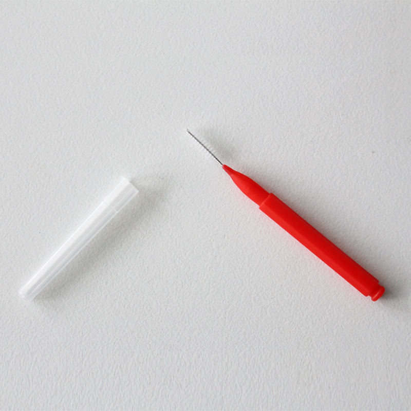 Заводская межзубная щетка с крышкой