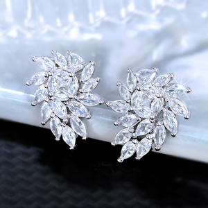 Orecchini a perno E2522 in oro bianco con fiore, zirconi taglio marquise incastonati a griffe, gioielli romantici da donna per matrimonio - Product Image 5