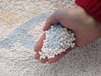 Boules d'alumine activées gamma déshydratantes adsorbantes à haute adsorption 3-5mm pour l'élimination de l'arsenic
