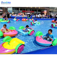 Bateau à aubes gonflable à manivelle pour enfants Installation d'amusement aquatique à vendre pour une utilisation en piscine