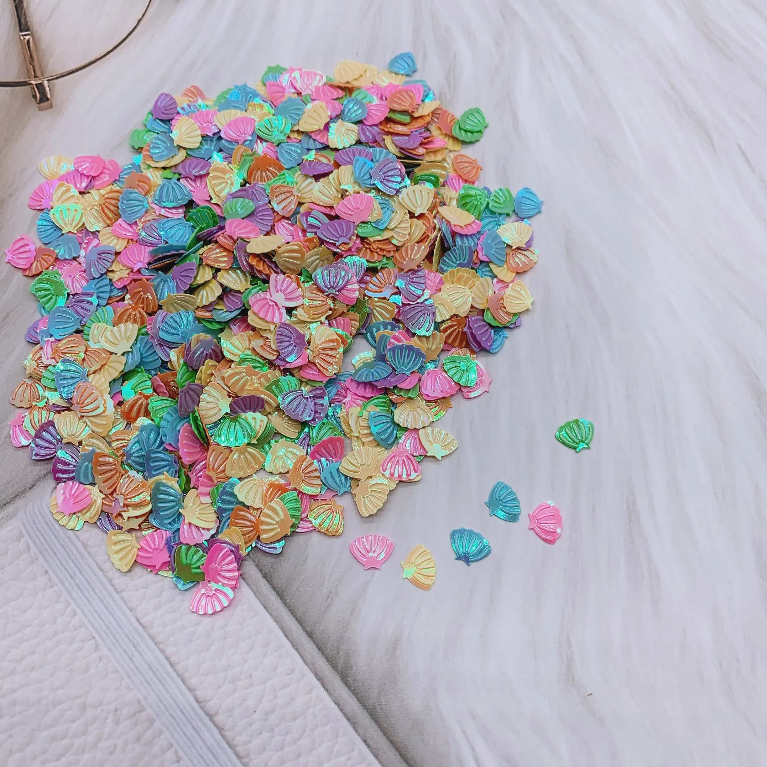 50 그램 도매 다채로운 어린이 교육 조개 모양 느슨한 스팽글 반짝이 플레이크 공예 홈 웨딩 장식