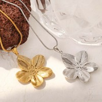 Collier pendentif grande fleur en acier inoxydable, chaîne serpent texturée florale, bijou élégant et tendance pour femme, idéal pour l'été