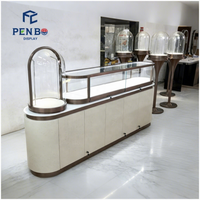 Vitrine à bijoux de style crémeux, vitrine incurvée en verre, comptoir à bijoux minimaliste de luxe, aménagement et design de boutique