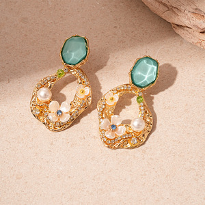 Pendientes colgantes chapados en oro vintage con diseño de flor de cristal y perla de imitación para mujer, joyería de fiesta, pendientes de aleación. - Product Image 2
