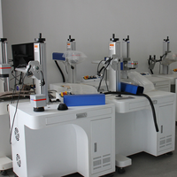 Machine de marquage laser à fibre de bureau 20W 30W 50W 100W avec caméra CCD et positionnement visuel automatique, dotée d'un convoyeur pour cartes d'accès IC