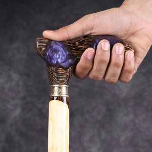 Bastón de Resina Artesanal que Combina Madera Duradera y Acabado Artístico en Resina, Perfecto para Asistencia de Movilidad Diaria - Product Image 5