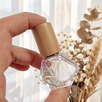 Vente en gros de flacons à bille en verre de 8 ml de forme spéciale avec couvercle en bambou et bouchon à vis pour huiles parfumées, emballage cosmétique vide, logo personnalisé