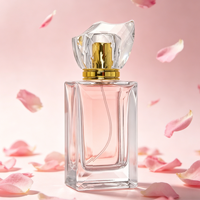 Flacon de parfum rectangulaire en verre transparent de 50 ml, personnalisé avec logo de luxe, design sérigraphié et boîte.