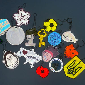 Pendentifs réflecteurs <span class=keywords><strong>de</strong></span> sécurité personnalisés Porte-clés réfléchissant pour enfants avec chaînes Porte-clés réfléchissant <span class=keywords><strong>double</strong></span> face étanche pour sac à dos - Product Image 5