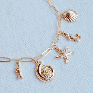 Bracciale con ciondoli marini multipli - Product Image 1