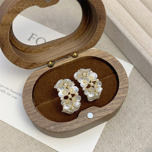 Boucles d'oreilles créoles en forme de fleur avec perles blanches exquises pour femmes, design moderne en forme de C, accessoires de bijoux pour l'oreille - Product Image 6