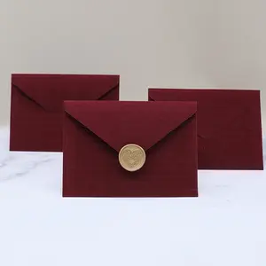 लक्जरी लाल मखमल लिफाफे विंटेज कागज और लिफाफे के साथ कस्टम शादी लिफाफा कार्ड मोम सील स्टाम्प