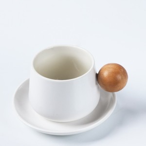 Tasses à café en céramique avec poignée en bois de luxe, personnalisables OEM/ODM, style nordique, en porcelaine, pour lait et thé, avec soucoupes - Product Image 3