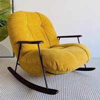 Fauteuil à bascule en tissu design simple, chaise de relaxation moderne et confortable pour salon, avec accoudoirs en bois