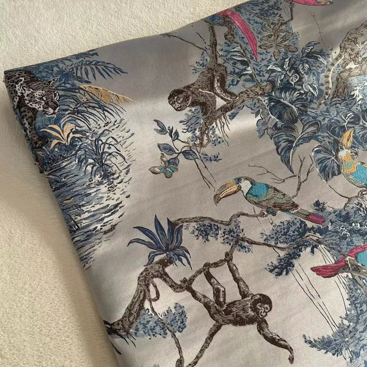 2023 nuovo Design nuovo-tessuto tessile per la casa oscurante Jacquard con motivo animale ad alta precisione in stile Vintage cinese per abbigliamento