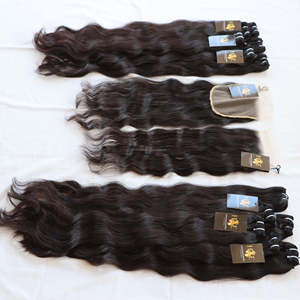 Paquets de cheveux humains bouclés à vague profonde avec fermeture Paquets de tissages de cheveux humains de couleur naturelle avec fermeture frontale HD transparente - Product Image 1