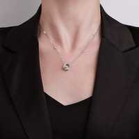 Le nouveau modèle 2024 de collier en argent pur pour femmes comporte une chaîne de clavicule en remuant le cœur de trois secondes avec un Sen distinct