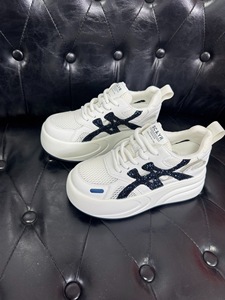 <span class=keywords><strong>Sneakers</strong></span> bianche da donna con plateau e <span class=keywords><strong>tacco</strong></span> <span class=keywords><strong>alto</strong></span>. Scarpe sportive da donna casual a trama aperta di nuovo stile. - Product Image 4
