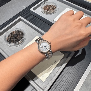Reloj de Lujo de Alta Gama con Movimiento de Cuarzo de Precisión, Bisel con Incrustaciones de Diamantes, Visualización de Fase Lunar, Resistente al Agua para Uso Diario, Longines - Product Image 5
