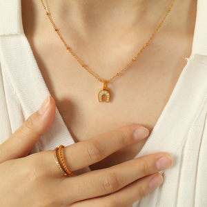 Collier pendentif en zircon en forme de U avec chaîne dorée pour femme, bijou cadeau, serti pavé, en alliage de zinc, collier tendance - Product Image 4