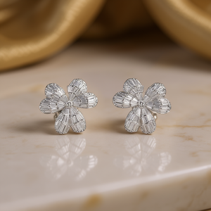 E4405 Orecchini a lobo con fiore in oro bianco e zirconi incastonati a canale, stile classico da festa per donna - Product Image 2