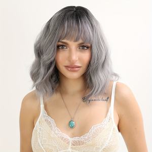 Perruque courte bouclée ondulée de 14 pouces pour femmes <span class=keywords><strong>cheveux</strong></span> synthétiques résistants à la chaleur <span class=keywords><strong>gris</strong></span> argenté avec style de vague d'eau et frange noire SM210-3 - Product Image 1