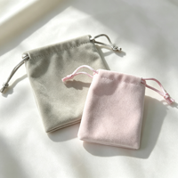 Pochette à bijoux personnalisée en velours doux avec cordon de serrage, idéale pour l'emballage cadeau de marques et le rangement quotidien des bijoux