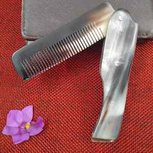 หวีผมทำจากเขาควายธรรมชาติ หวีซี่เรียบทำมือ สำหรับการสางผมอย่างอ่อนโยน ลดการแตกหักของเส้นผม ช่วยส่งเสริมการบำรุง - Product Image 1
