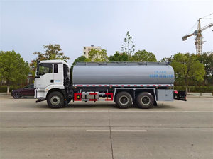 Camion de transport d'eau et de carburant Shacman 6x4 de 20 000 <span class=keywords><strong>litres</strong></span> ; Capacité personnalisable pour les citernes à diesel et à essence. - Product Image 4