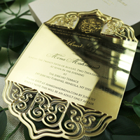 Invitation de mariage de luxe personnalisée en acrylique miroir doré, découpée au laser avec motif arabesque et texte gravé, avec boîte en feuille d'or à chaud blanche