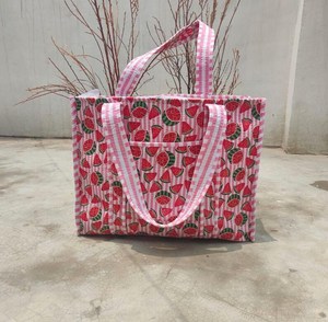 Sac fourre-tout matelassé en coton à imprimé fruits réversible, sac à bandoulière de voyage fait main, sac à main élégant pour tous les jours - Product Image 5