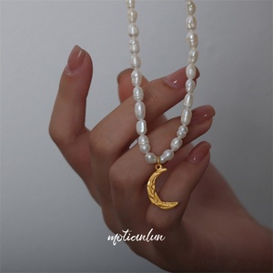 Collar de Moda con Colgante de Luna Chapado en Oro de Acero Inoxidable y Cadena de Perlas de Agua Dulce - Product Image 5