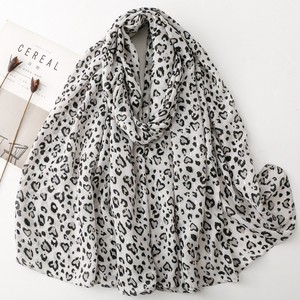 Pañuelo Ligero de Viscosa y Algodón para Mujer, Transpirable, con Diseño de Leopardo Pequeño, Protección Solar para Primavera/Verano, Ideal para Viajes y Actividades al Aire Libre - Product Image 2