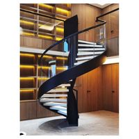 Escalier incurvé en aluminium pour villa intérieure de luxe avec un design moderne, marches en verre trempé durables et garde-corps en bois