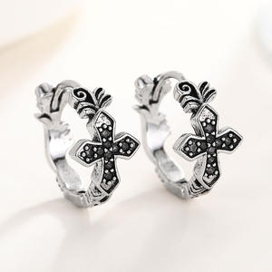 Pendientes de Aro con Cruz de Plata Antigua E3811 con Cristales de Estrás Engastados, Estilo Vintage Cristiano, Unisex, para Uso Diario - Product Image 3