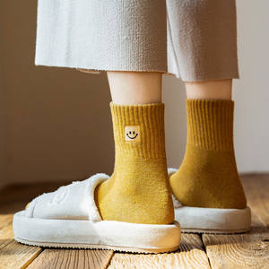 Calcetines gruesos y cálidos de invierno para mujer, cara sonriente bordada, 10 colores, logotipo personalizado, diseño de impresión antideslizante, estilo informal para adultos - Product Image 5