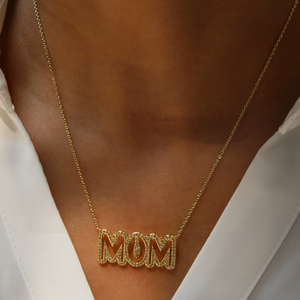Collana con Ciondolo LOVE/MAMA/MOM in Zirconi Placcati Oro 18k, Gioiello di Lusso per la Festa della Mamma - Product Image 2