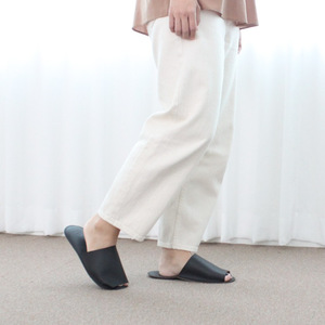 Vente en gros de pantoufles minimalistes en cuir PU de style japonais et coréen pour hôtels, maisons d'hôtes, maisons et accueil d'invités - Product Image 3