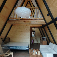 Conteneur maritime de 20 pieds, structure en acier modulaire, maison triangulaire, 2 chambres, villa préfabriquée de norme européenne, style moderne du milieu du siècle