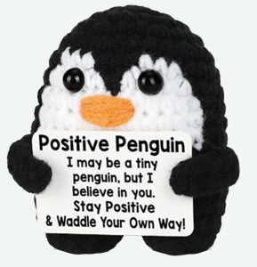 Peluche Unico Fatto a Mano, Pinguino Grigio all'Uncinetto, Simpatico Pinguino Positivo con Biglietto Personalizzato con Messaggi Caldi - Product Image 4