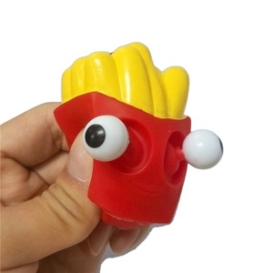 Llavero de plástico con diseño de patatas fritas de la serie de animales, con ojos saltones, juguete de apretar, venta al por mayor, personalizado - Product Image 1