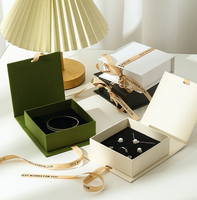 Boîte à bijoux portable en stock avec couvercle rabattable pour bagues, colliers, bracelets, boucles d'oreilles, montres – Boîte rigide en papier cadeau