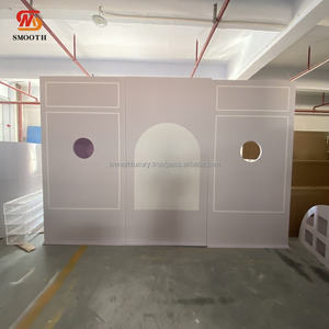 Suave acrílico parte divertida mago con mano extendida que muestra el soporte de champán en el fondo - Product Image 2