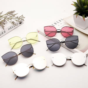 Gafas de Sol de Ojo de Gato para Mujer Qianai, Montura Dorada, UV400, Diseño Irregular, Ligeras, Modernas - Product Image 1