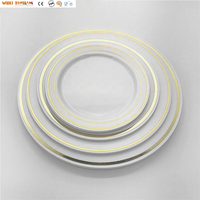 Assiettes rondes en plastique blanc robuste avec kits de fournitures de fête jetables à bord personnalisé pour les mariages et les dîners