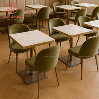 Ensemble de meubles modernes minimalistes commerciaux avec table à plateau en marbre carré et pieds en métal pour restaurant, bistrot, café, hôtel