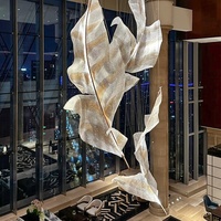 Lustre en cristal de luxe moderne en forme de feuille design grande taille alimenté en courant alternatif projet non standard lampes suspendues hall d'hôtel