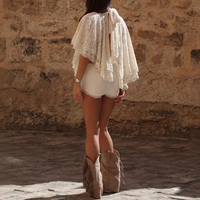 Ensemble sexy en dentelle avec haut cape à col montant et short, chemisiers sans manches à découpes et lacets, short moulant, tenue d'été pour les vacances